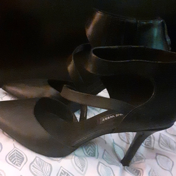 Beautiful shoes bought in NYC great condition get 2 for 50 from the 30dlr ones - Picture 1 of 3